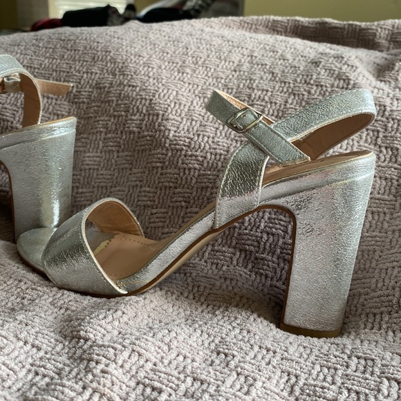 Silver shoes - Picture 2 of 6